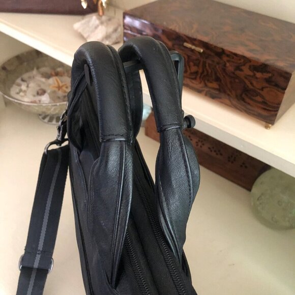 Kenneth Cole Reaction ProTec Faux Pebbled Leather Slim 16" Laptop Business Brief - Picture 8 of 8